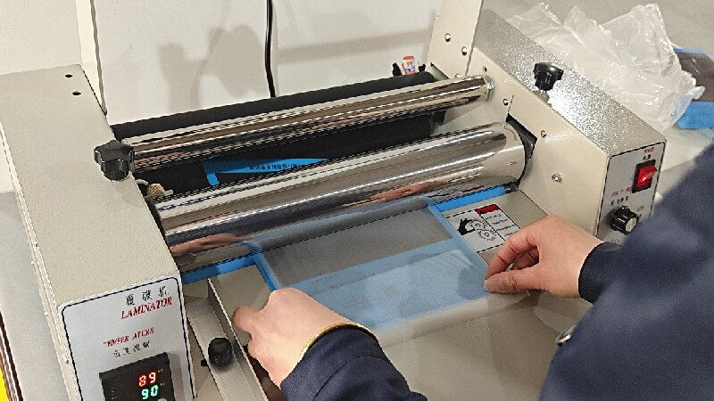 Tři faktory ovlivňující termolaminační fólii: teplota, rychlost a tlak.